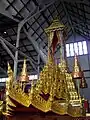 Phra Maha Phichai Ratcharot (The Royal Great Victory Carriage), den forgyldte kongelige sejrsvogn, der anvendes til at flytte en afdød konges urne fra Grand Palace til krematoriet.