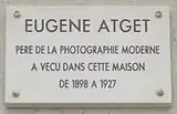 Mindeplade i rue Campagne-Première, Paris 14 "Eugène Atget Det moderne fotografis fader boede i dette hus fra 1898 til 1927"