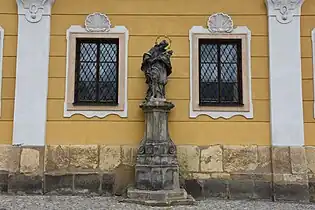 Statue af John of Nepomuk foran rådhuset i Polička