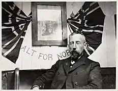 Roald Amundsen i «Gjøas» kahyt efter at han havde sejlet gennem Nordvestpassagen i 1906Foto: Harry Randall/Nasjonalbiblioteket