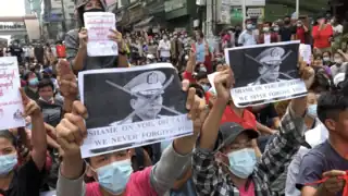 6. februar, demonstranter i i Hledan, Yangon, på skiltene står: "Skam dig, diktator, vi vil aldrig tilgive dig".