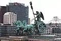 Quadriga-skulpturen med skyskraberne på Potsdamer Platz i baggrunden