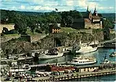 Gammelt postkort med Rådhusbryggerne set mod Akershus Slot med udstikker A og B og nordre Akershuskaj. Foto: Oslo byarkiv