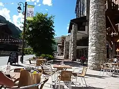 Bygninger på hovedgaden med deres karakteristiske søjler