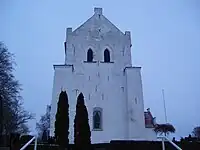 Ramløse kirke. Tårnet har to spidsbuede og et rundbuet vindue.(Blandingsstil).