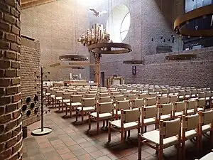 Kirkerummet med Livets træ (eller Den omvendte by), med duen, helligåndens symbol, i lyset fra det store runde vindue