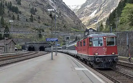 Tog ved nordlige indkørsel til tunnel