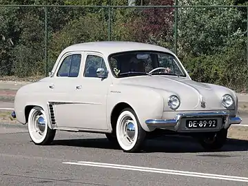 Renault Dauphine 1956 - 1967. Måske den mest charmerende Renault model nogensinde. Denne var første franske bil der rundede 2 millioner enheder. Dauphine var sammen med Renault 4cv i den grad med til at sætte europa på hjul efter krigen. Danmark var ingen undtagelse, Den danske Renault-importør Brdr. Friis-Hansen A/S havde særdeles stor succes med disse økonomiske 4-dørs hækmotor-modeller. Renault personvogne havde således en markedsandel i Danmark på 8,6% i 1961.