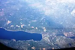 Nordenden av sjøen, elva Rena fra venstre. Fjellet Grønkampen øverst til høyre.