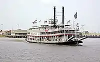 De fleste sejler dog kortere eller længere ture med turister, her flodbåden Natchez, der sejler ture fra New Orleans.