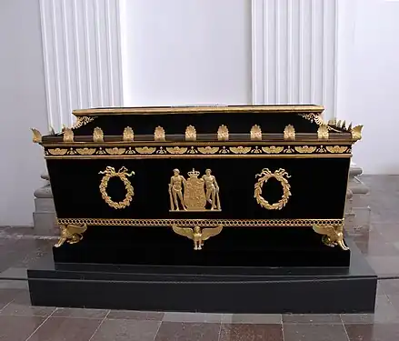 Marie Sophie Frederikkes kiste i Roskilde Domkirke. For enden af kisten står:Dine Bønner og dine Almisserere stegneop for Gud og ihukommede.