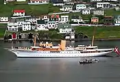 Dannebrog besøger Vágur på Færøerne i 2005.