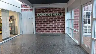 Indgang til kirken fra centret