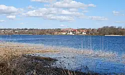 Udsigt til Asmild fra vestbredden af søen i april 2011. (Foto: Lars Schmidt)