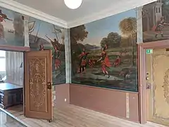 Lærredstapeter i en stue på 1. sal