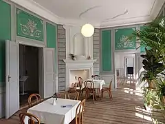 Stuen lige inden for havedøren