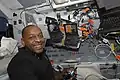 Robert Satcher hjælper de to astronauter inde fra rumstationen