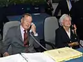 George H.W. Bush på besøg i "Mission Control" taler med besætingen.