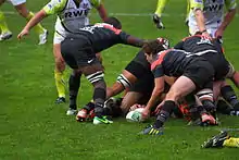 Bolden er kommet ud af ruck'en