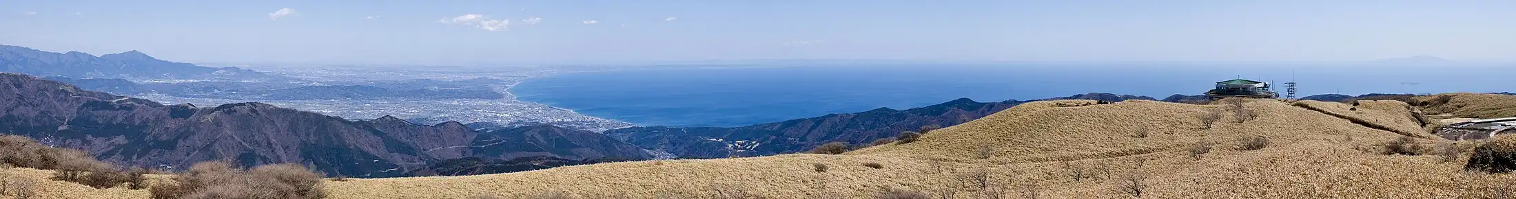 Sagamibugten som den tager sig ud fra Komagatakebjerget. (April 2008)