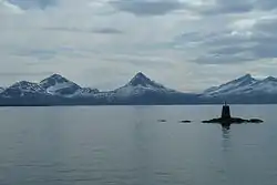Fjeldrække i Steigen.Brorskæret ud for Skutvik i forgrunden.