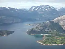 Mundingen af Sagfjorden med den fraflyttede bygd Rørstad i forgrunden