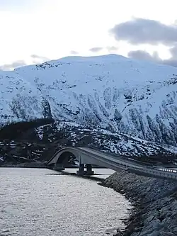Sandhornøy bro går over Tverrsundet i nordenden af Holmsundfjorden