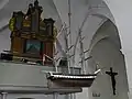 Orgel og kirkeskib.