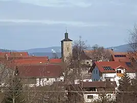 Schöfweg med kirken i centrum