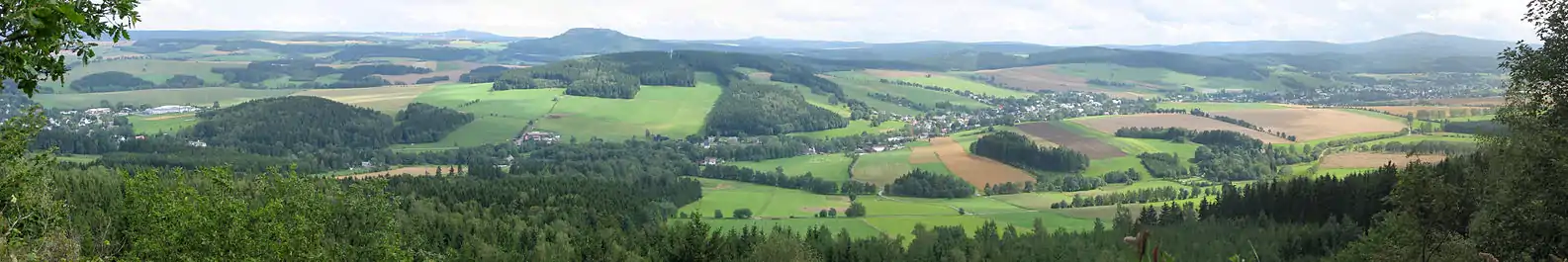 Panorama over Scheibenberg (807 m ü. NN) Richtung Crottendorf med landsbyen Walthersdorf og Fichtelberg (1215 m ü. NN) und Bärenstein (897 m ü. NN). (fra højre)