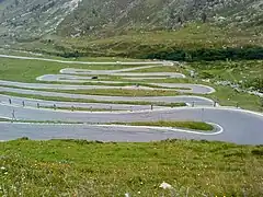 Tætte hårnålesving på passet fra ca 1.845 m.o.h. til 1.930 m.o.h.