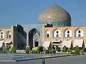 Kæmpe arabesk mønster på kuplen af Sheikh Lotfallah-moskeen fra Isfahan ( Iran ), 17. århundrede