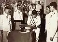 Kong Ananda Mahidol (th.) og premierminister Pridi Banomyong underskriver forfatning i 1946.