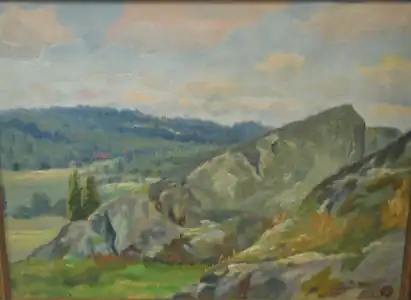 Bakket landskab med klipper