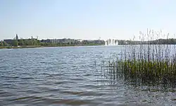 Silkeborg Langsø set mod sydvest med Silkeborg Kirke, Rådhuset, springvandet og til højre bag sivene, ses spidsen af Odden