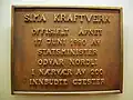 Mindeplakat med teksten; Sima Kraftverk – Offisielt åpnet 17. juni 1980 av statsminister Odvar Nordli i nærvær av 200 innbudte gjester.