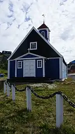 De to kirker i Sisimiut er beliggende i umiddelbar nærhed af hinanden.
Venstre: Sisimiut Gl. Kirke (1775). Højre: Sisimiut Ny Kirke (1926)