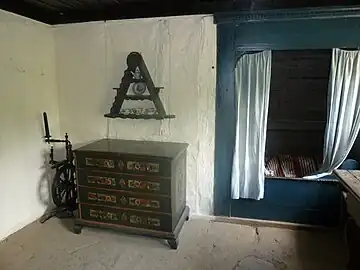 Fra dagligstuen med alkove, dragkiste og pyramidehylde