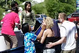 Lokale ønsker turister Godt Nytår med vand og babypudder (2008).