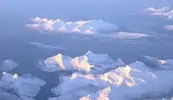 Luftfoto fra øst af Norfolda med Hjartøya og Mulfjorden lidt til venstre for midten