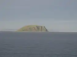 Store Altsula helt yderst i Sarnesfjorden med Porsangerfjorden og Sværholthalvøen i baggrunden