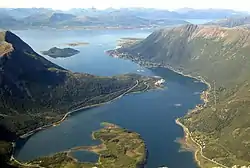 Sigerfjorden set fra Stortinden. Åserøya (til venstre) og Kjerringnesøya (til høyre) kan skimtes i den ydre del af fjorden. I baggrunden Langøya med Sortland.