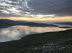 Straumsfjorden set fra Søndre Bentsjordtinden. Ryøya helt til høyre, Kvaløya i baggrunden.
