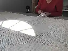 Hækling af kunstværket "Home – the terrible beauty of unbelonging" af Suada Demirović