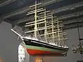 Modellen af Skoleskibet København hænger i hovedskibet