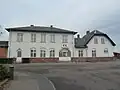 Stationsbygningen set fra perronsiden.