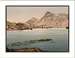 "Svolvær med Hotel Lofoten". Fotokrom (foto som håndkoloreret litografi) fra omkring 1900