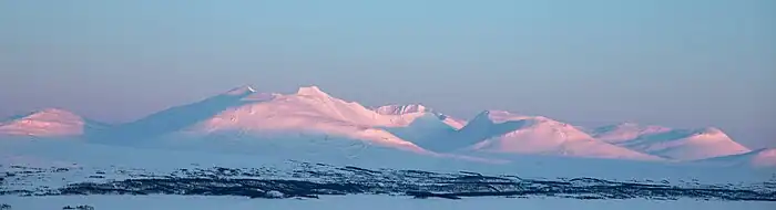 Sylmassivet som sett fra Storerikvollen turistforeningshytte om vinteren.
