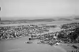 Byfjorden ca. 1947, med Tønsberg by til venstre, Kaldnes Mekaniske Verksted på Kaldnes til højre og Oslofjorden i baggrunden.Foto: Widerøe/Vestfoldmuseene