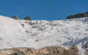 En hængende kalkstensmur